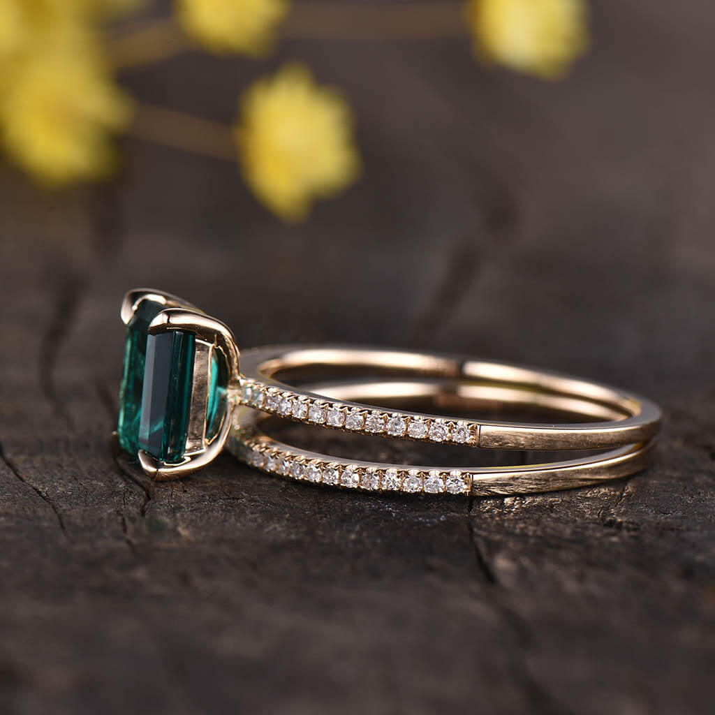 emerald cut emerald engagement ring set yellow gold 04