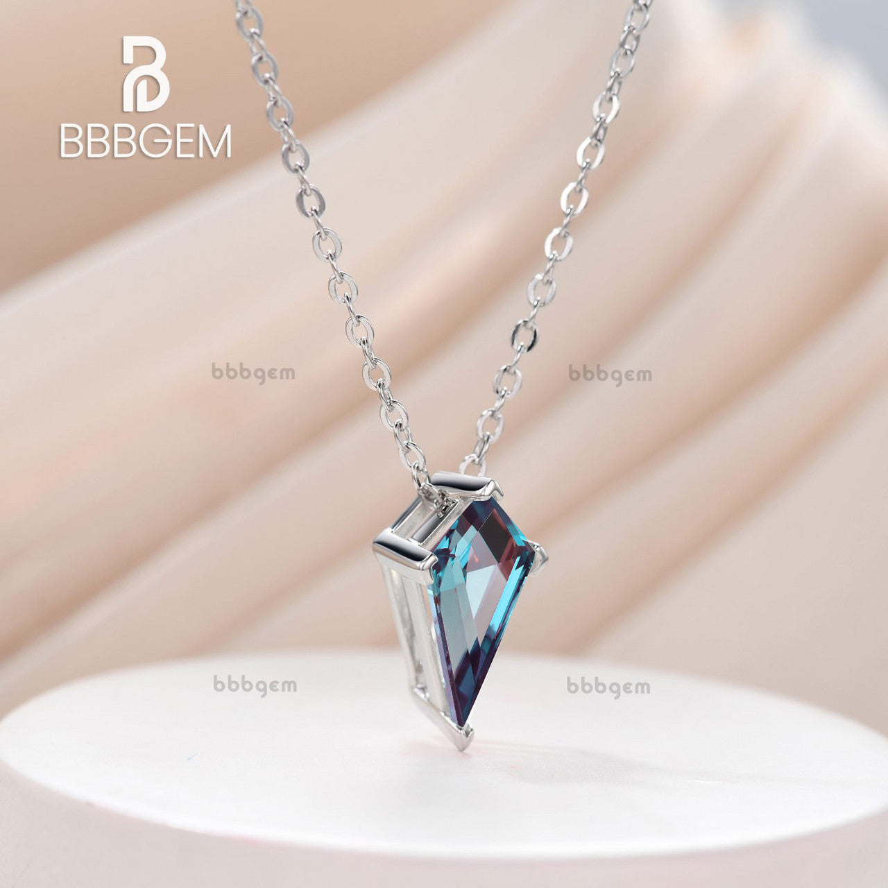 Minimalist 3ct Kite Shape Alexandrite Solitaire Pendant Necklace 14K Solid Gold Neutral Jewelry