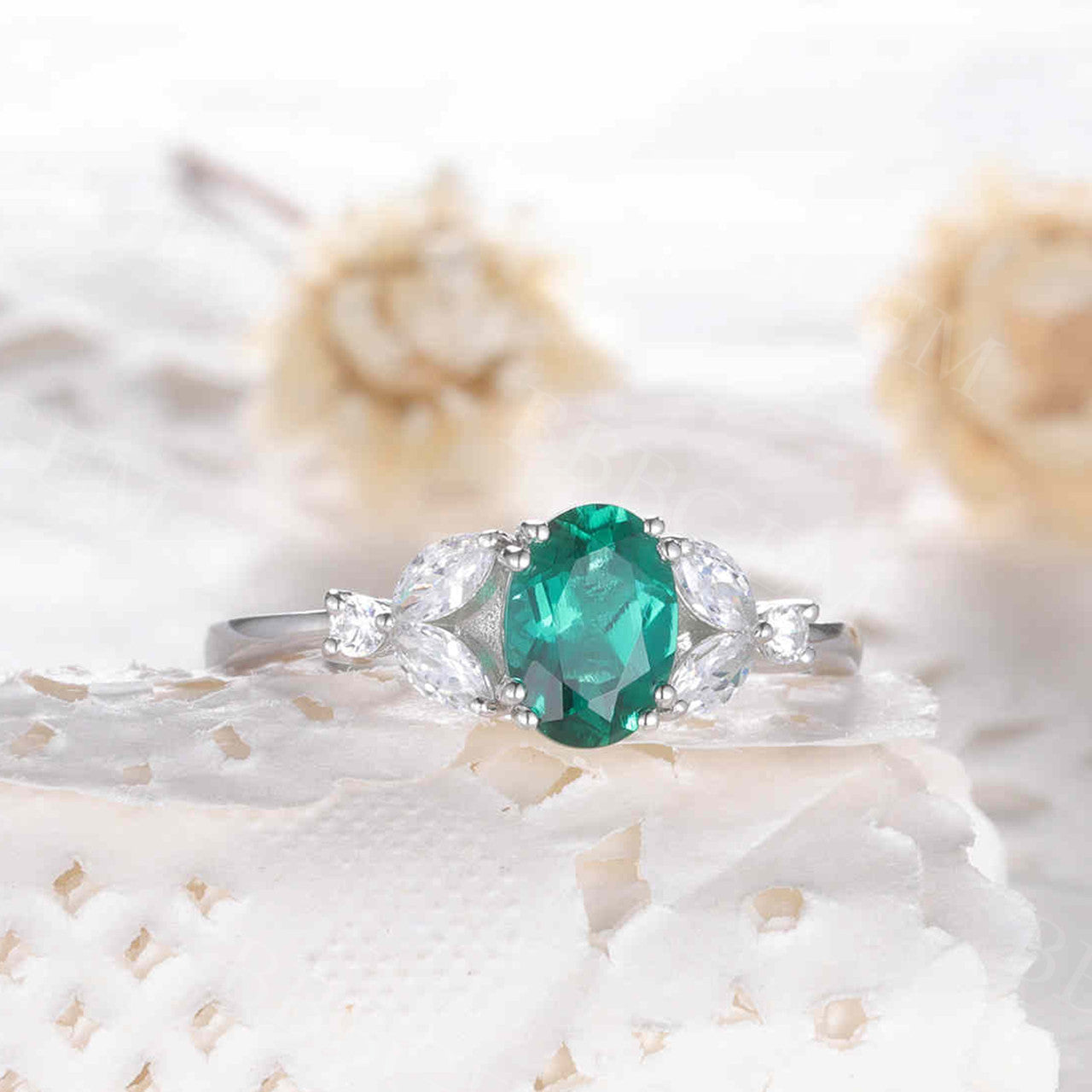 emerald engagement ring 4